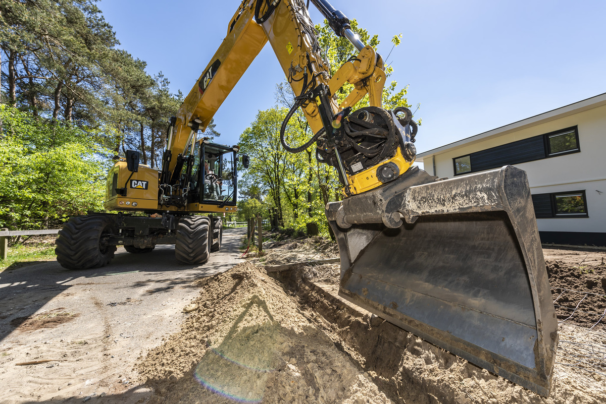 Колесный экскаватор CAT