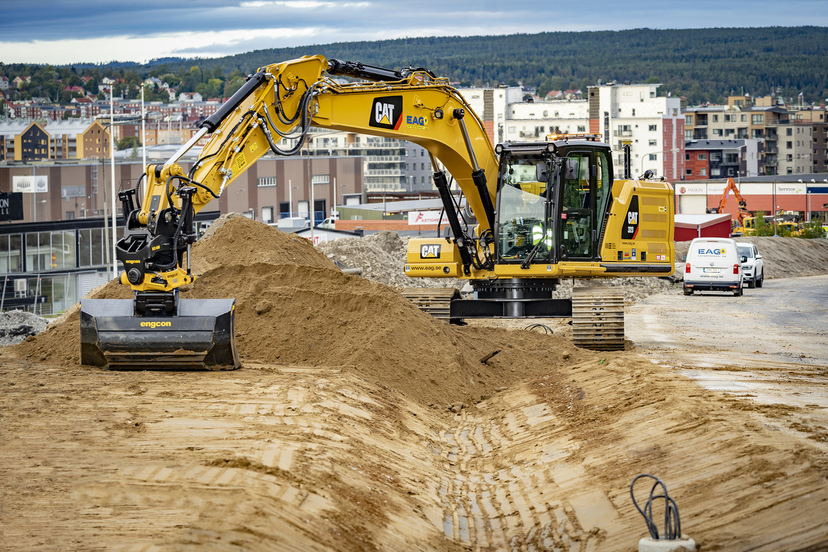 Гусеничный экскаватор CAT с тилтротатором