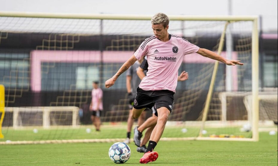    Ромео Бекхэм стал игроком клуба своего знаменитого отца. Фото: Instagram Ромео Бекхэма