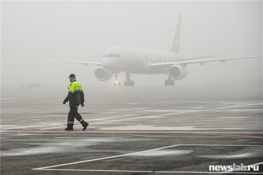 Самолеты летают даже в туманную погоду
