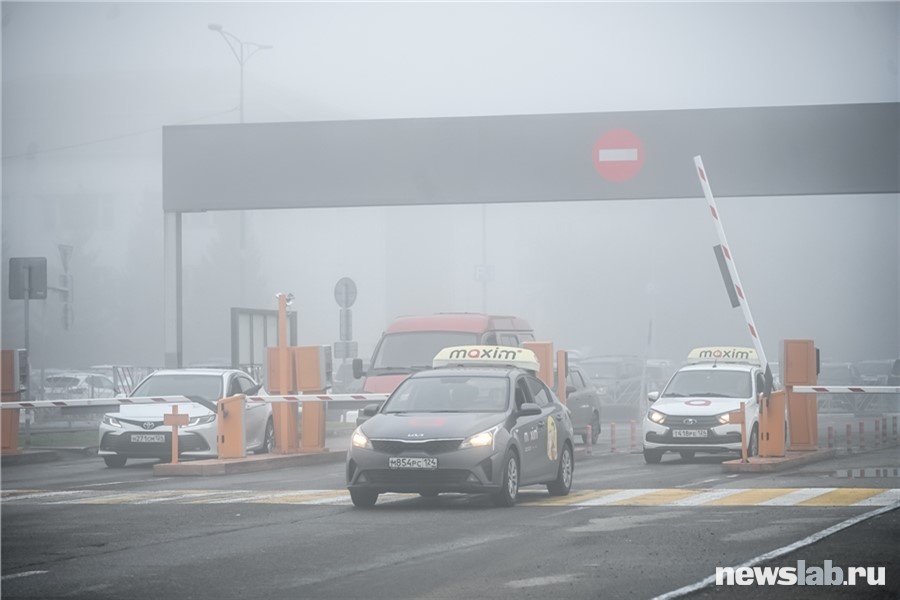 Августовский туман очень плотный. Машины буквально «выныривают» из него на парковку
