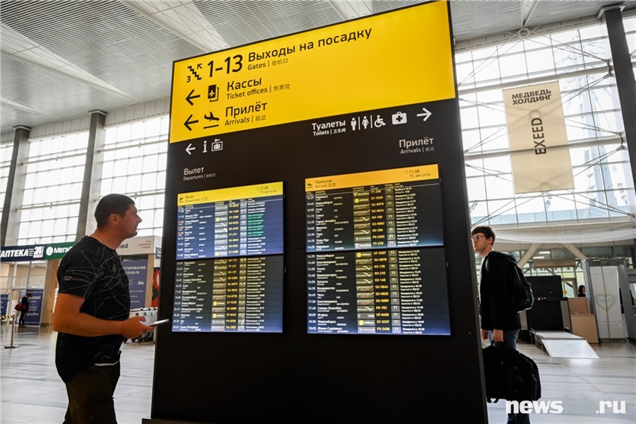 Несмотря на это, на табло прилета и отправления самолетов нет информации о задержках
