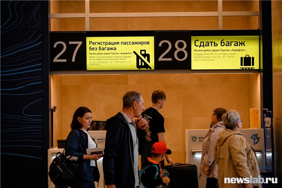 Люди свободно проходят регистрацию
