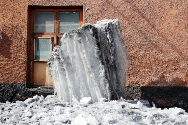    Снег упал на двух женщин. Фото: АиФ/ Елена ИВАНОВА