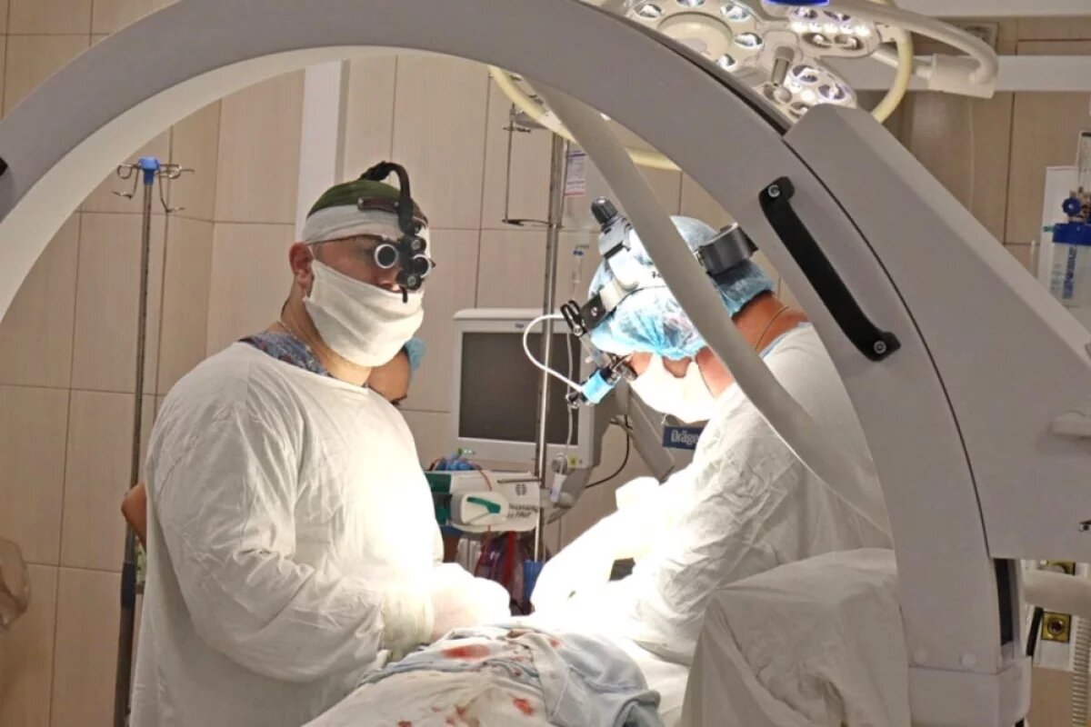    Медики вытаскивают раненых часто с того света.