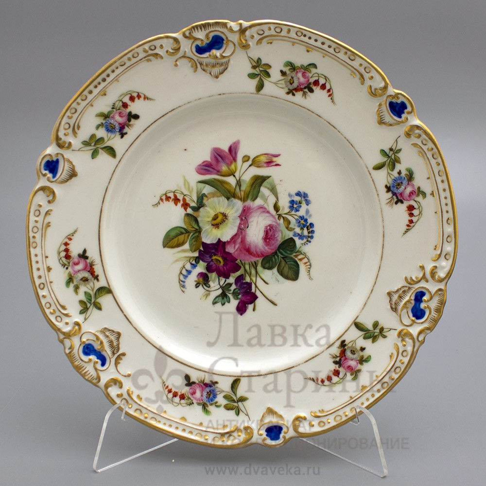 Тарелка с цветочным рисунком, завод братьев Корниловых, кон. 19 в., фарфор, живопись, золочение. Фото с нашего сайта dvaveka.ru