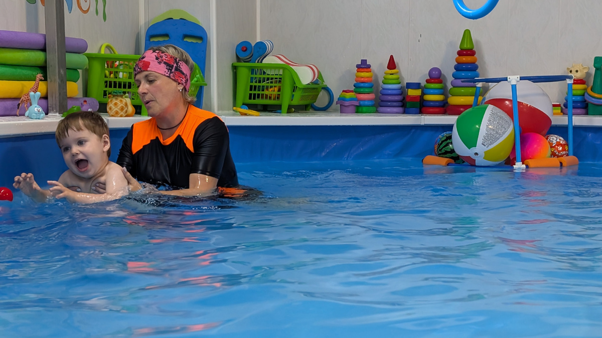 Вроде лицо тренера и на сайте есть, надо ли прятать..