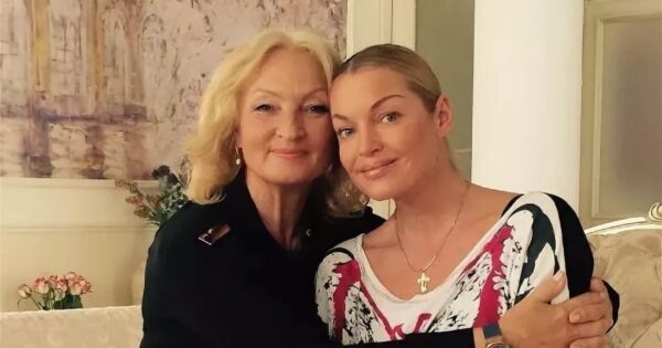    Волочкова с мамой. Фото: ТВЦ