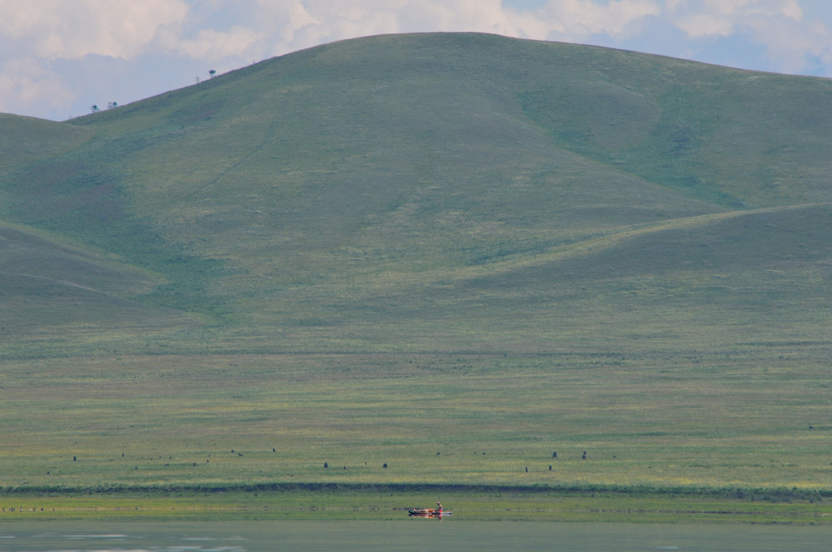 Рыбак на фоне горы Изындей и курганов