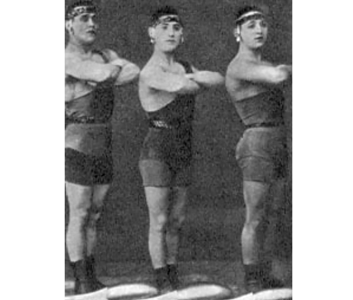 Номер "Римские гладиаторы", Борис Эдер слева. Фото отсюда https://www.ruscircus.ru/