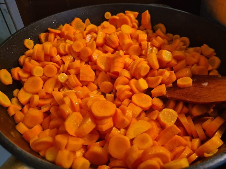 Морковь жарить на растительном масле до готовности. Фото автора.