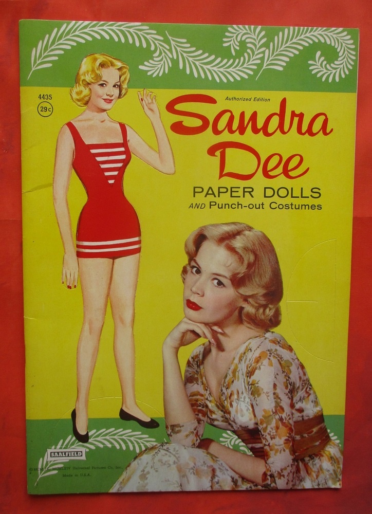 Передняя сторона обложки набора с первой куклой.