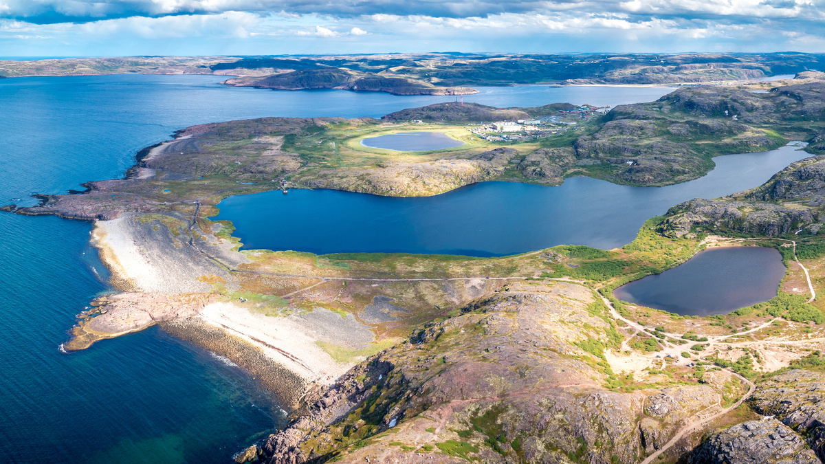     Фото: Alexey Oblov/Shutterstock/FOTODOM Для туристов Кольский фьорд является самым доступным в России — сюда легко добраться, здесь есть вся инфраструктура, но при этом можно ощутить подлинный дух Арктики