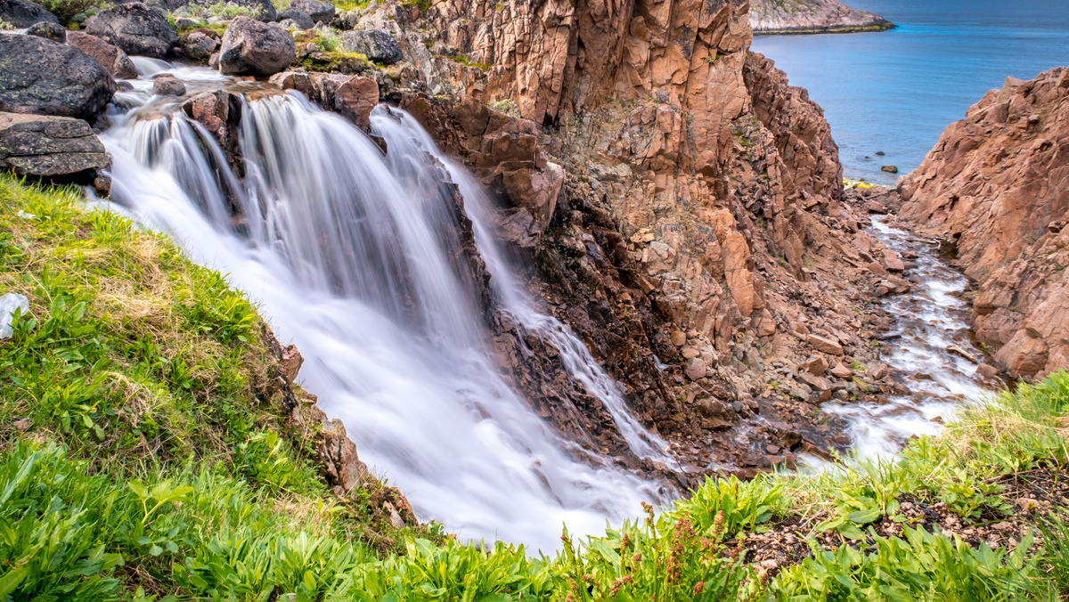     Фото: Alexey Oblov/Shutterstock/FOTODOM Териберка — это не просто фьорд, а целый мир