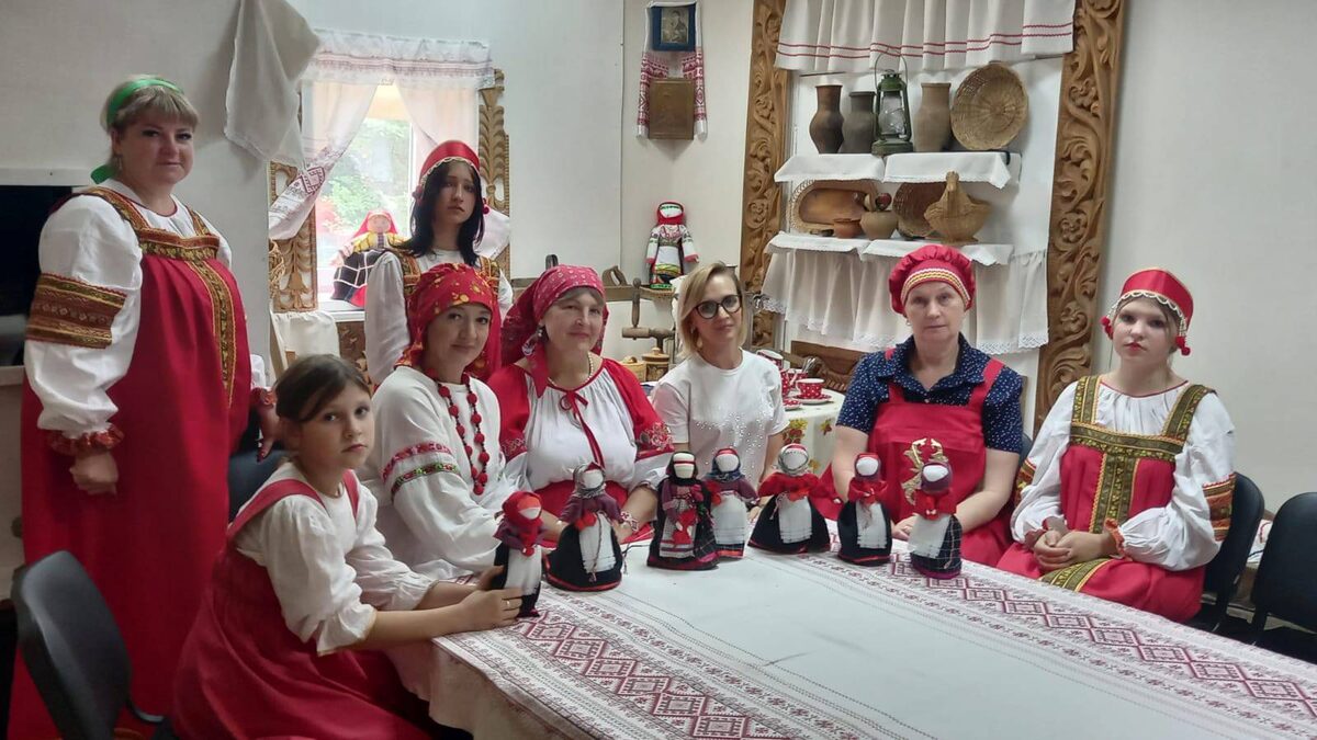 Дорогие гости в новохопёрской «ИстЪбе» учились делать куклы-обереги
