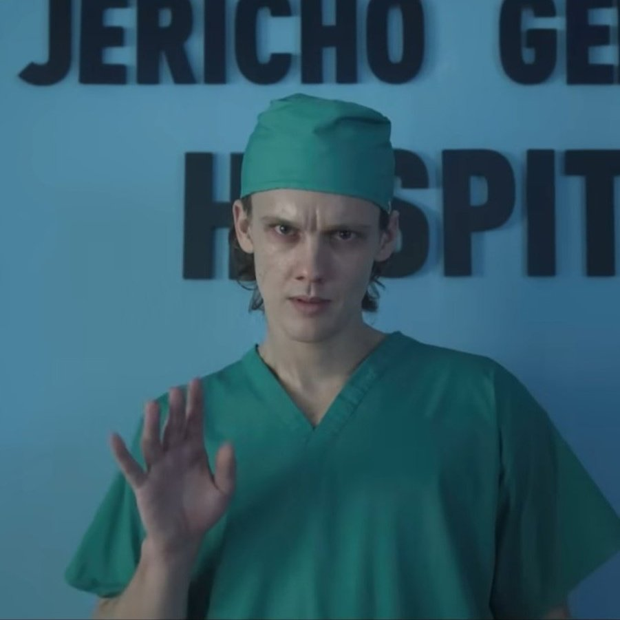 Кадр с сериала "Увэнсдей". 