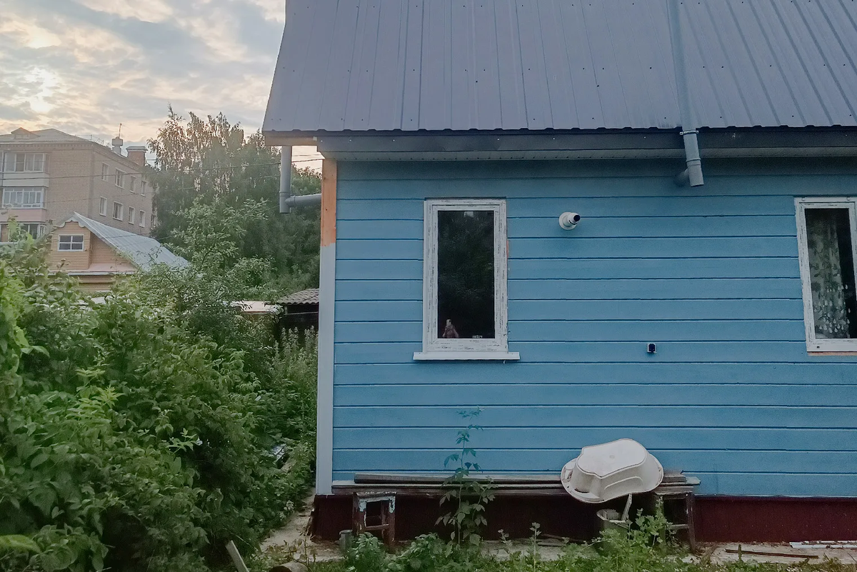 Здесь видны выходы коаксиального дымохода от котла через стену, а также вертикальную пластиковую трубу — для естественной вентиляции