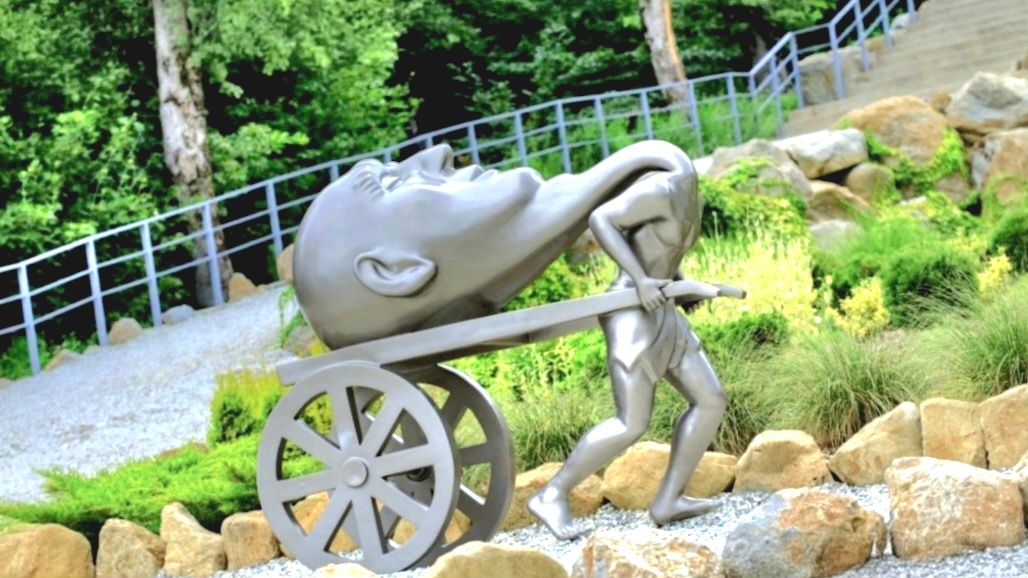 Арт-объект, повторяющий стиль Томаса Леруа. Россия, Горячий Ключ