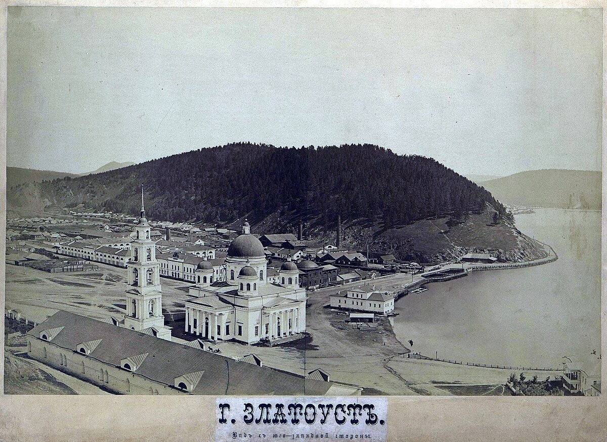 Старинное фото из Википедии. Троицкий собор на фоне Косотура, ещё до вырубки леса.