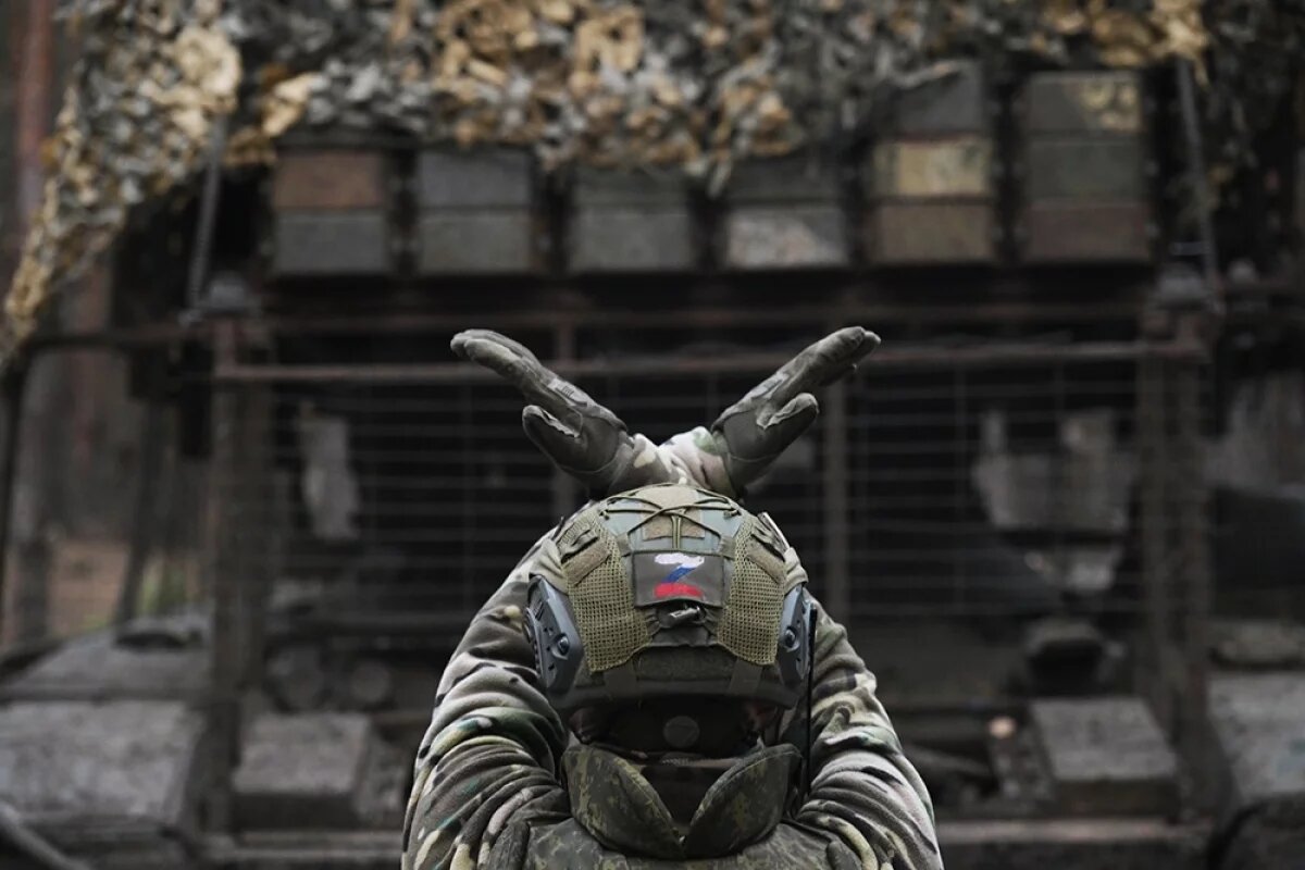    Военнослужащий подразделения РХБЗ группировки войск «Запад» у тяжелой огнеметной системы ТОС-1А «Солнцепек» в зоне проведения специальной военной операции.