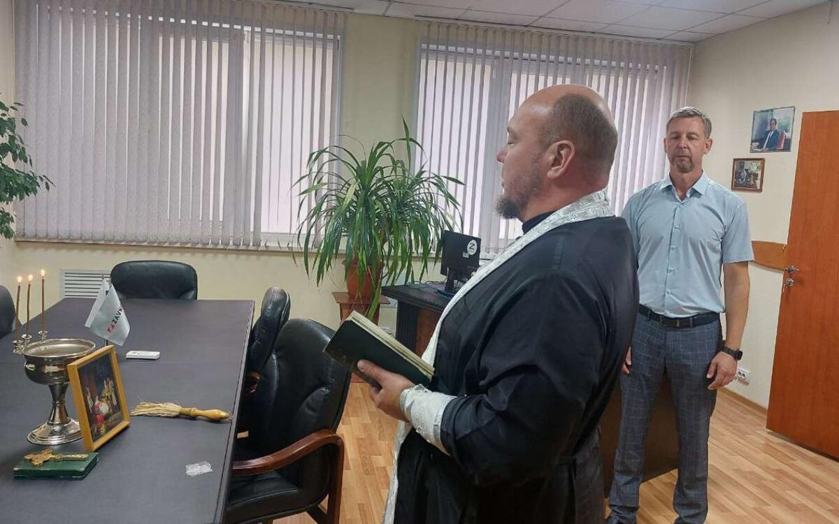    В Тамбове после смены гендиректора на «ЗАВКОМе» священник освятил рабочий кабинет нового руководителя Фото с личных соцсетей АО «ЗАВКОМ»