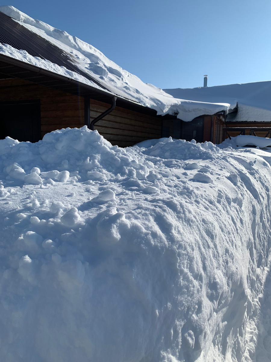 Снежные завалы вокруг крыльца зимой. Фото мой второй сад. 