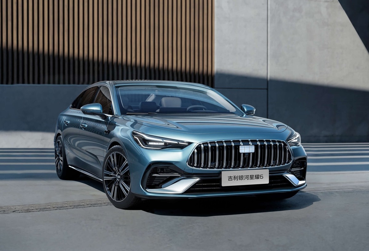    Geely напоминает «Мерседесы» трапециевидной радиаторной решеткой с вертикальными прутьями