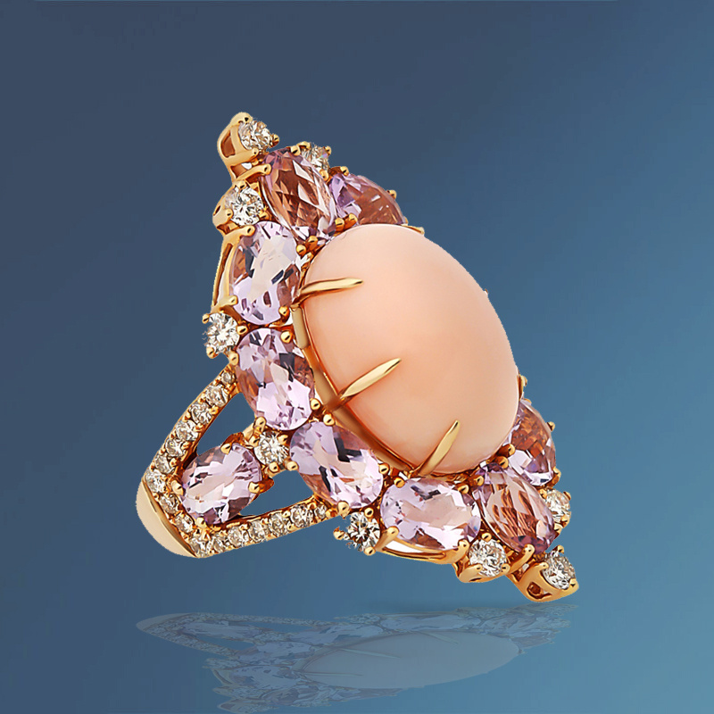 На фото: кольцо Sutra Jewels из розового золота с бриллиантами, кораллом и аметистами