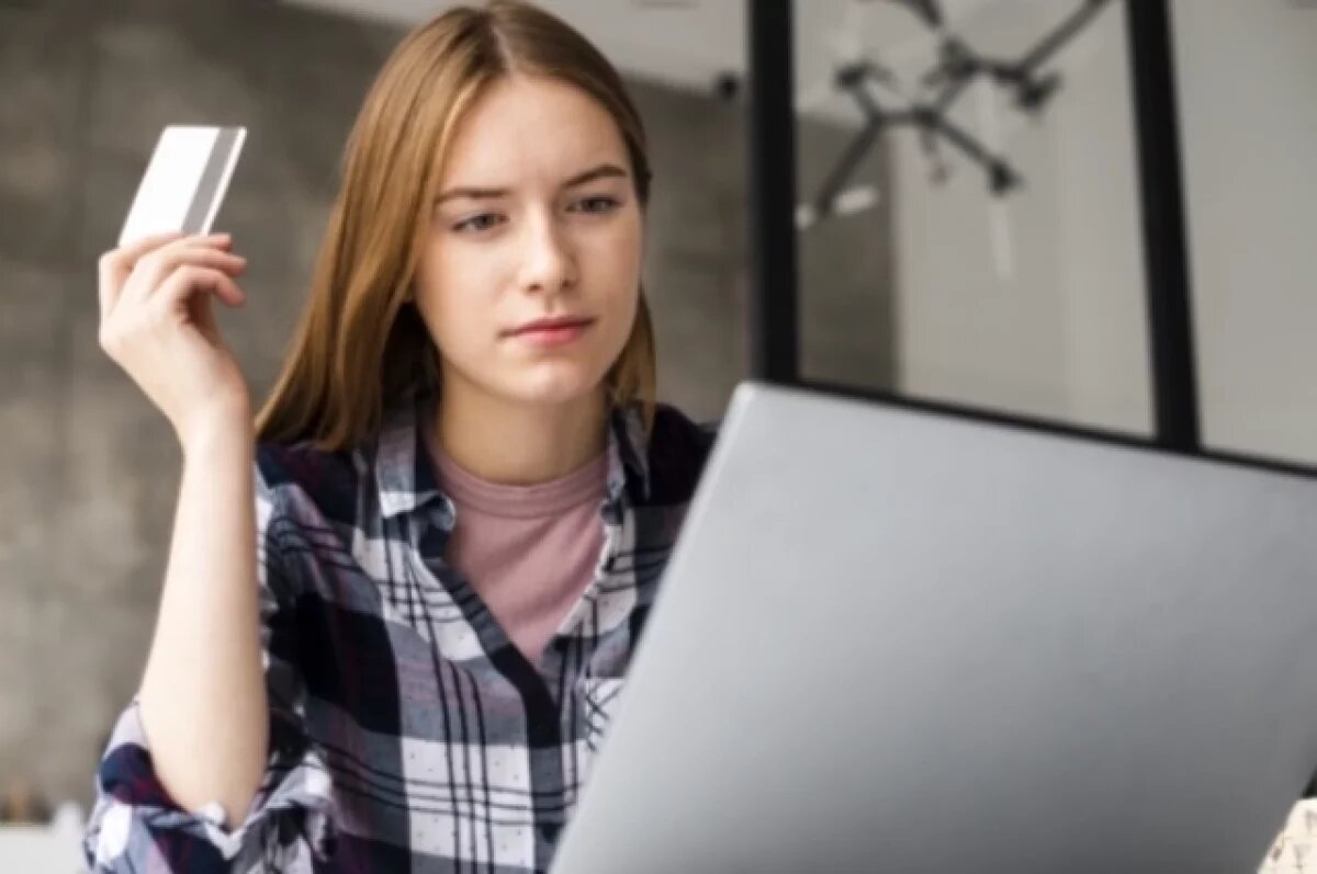    На крючок попадаются не только пожилые люди, но и молодёжь