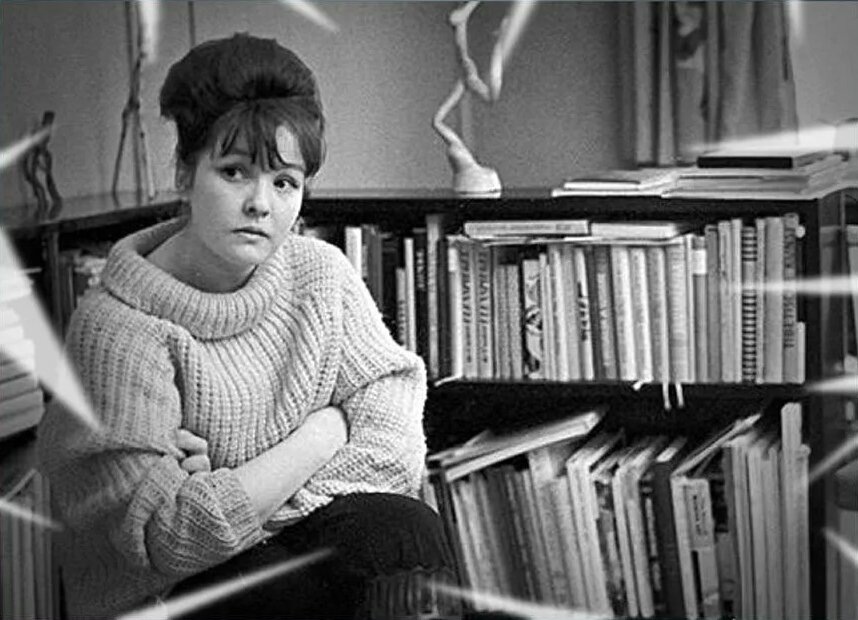 В Ахмадулиной смешалась кровь разных национальностей: татарская по линии отца, российско-итальянская по маме.