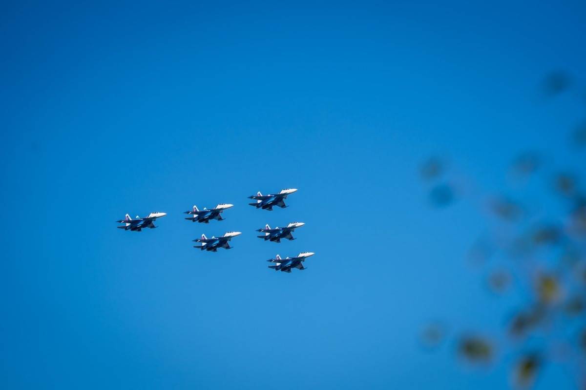    Пилоты «Русских витязей» снова поднялись в небо над Когалымом и встретились с юными горожанами