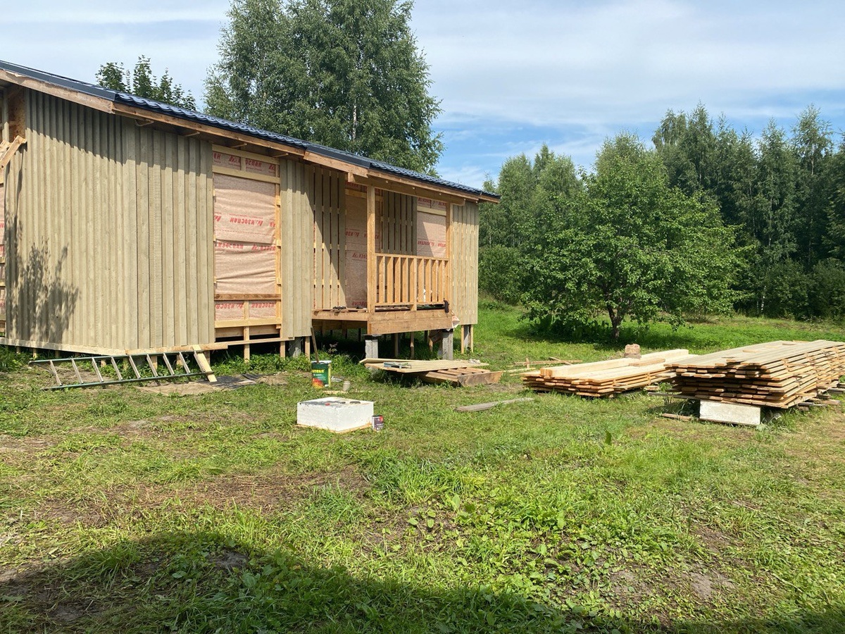 Наружную отделку можно выполнить своими руками. С одноэтажным домом это не проблема.