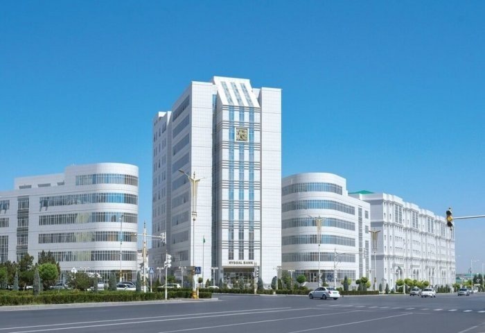 Акционерный коммерческий банк «Рысгал», расположенный на пересечении улиц Анкара и Огузхан, Ашхабад, Туркменистан (Фото: БТ)