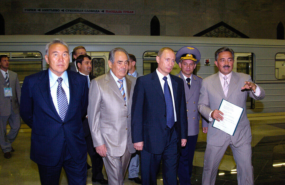 Пассажиром номер один стал Владимир Путин — он протестировал новое метро в сопровождении Минтимера Шаймиева и Камиля Исхакова. Источник: shaimiev.tatarstan.ru