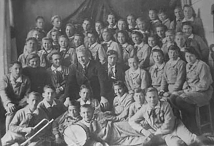 Гурий Ястребов с артековцами военной смены. "Первый день войны пионеры провели как обычно. Отдых. Вечерний час. Игры на территории лагеря. Отменялись прогулки вне "Артека". Со следующего дня, с 23 июня, начало действовать новое расписание дня - по режиму, исключавшему экскурсии в горы, в Ялту, осмотр достопримечательностей в Гурзуфе и другие мероприятия вроде морских прогулок на катерах и лодках..." Из дневника Гурия Ястребова