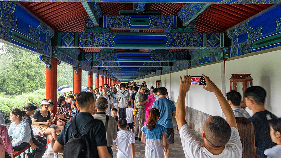 Галерея с узорами на потолке