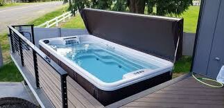 Сложенная пополам крышка свим спа бассейна