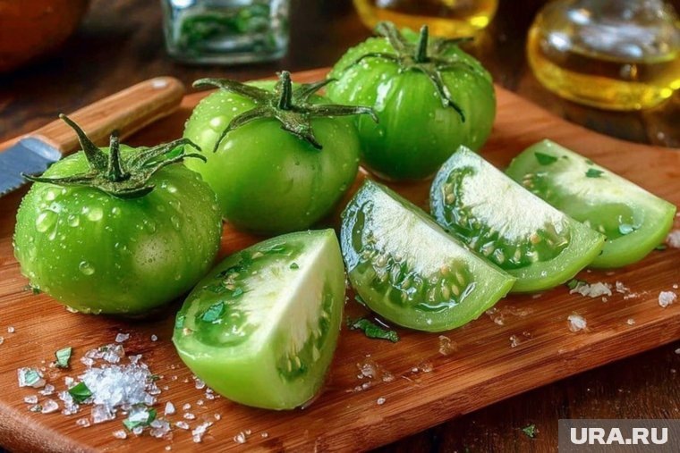    Зеленые томаты можно как отправить дозревать, так и приготовить с ними вкусные заготовки