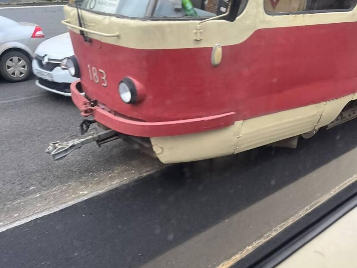    Трамвай сошел с рельсов в Екатеринбурге© Фото : соцсети