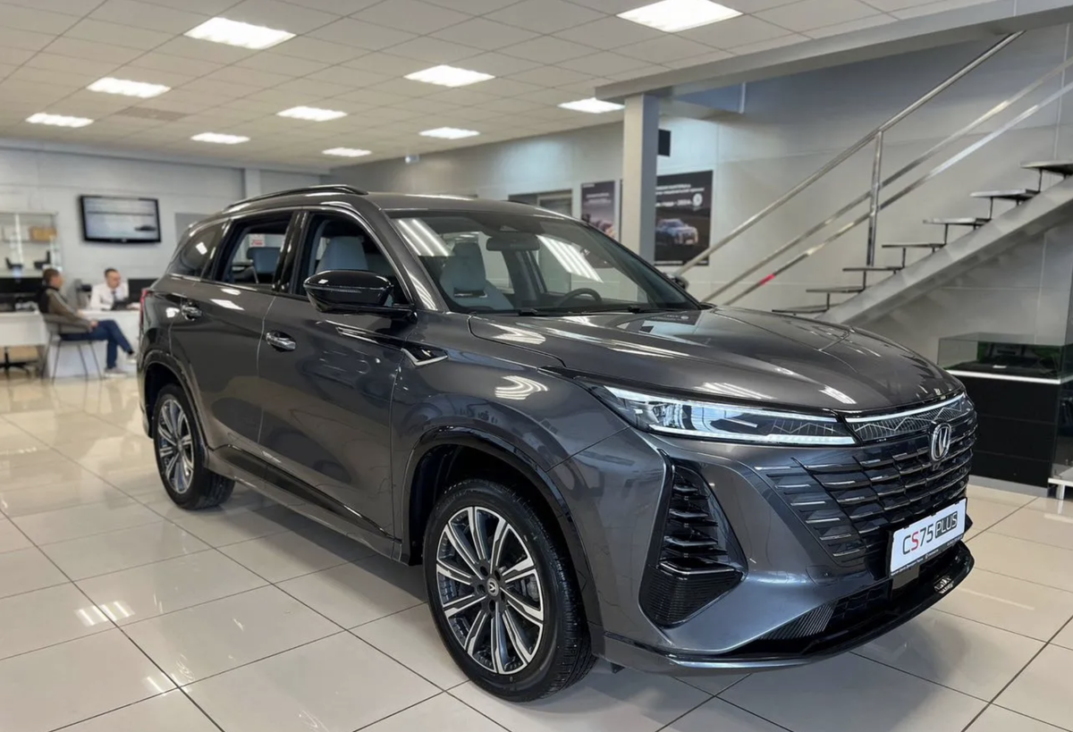 Агрессивная решётка, матричная LED-оптика, узнаваемый силуэт — автомобиль выглядит дороже, чем стоит.