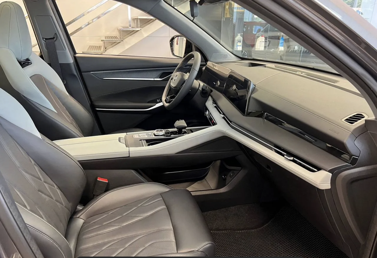 Улучшенная эргономика сидений в сочетании с новейшими материалами создают максимальный комфорт даже в самых дальних поездках. 