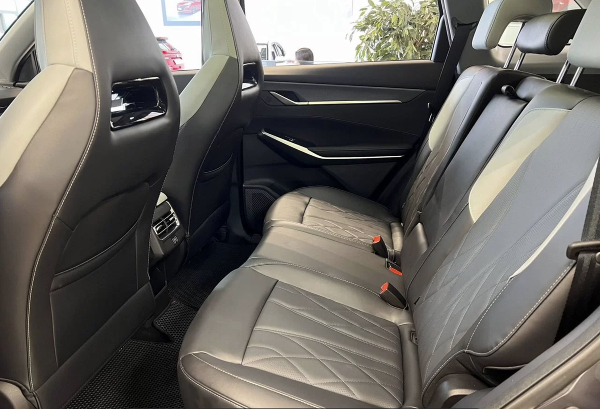 Двухцветная отделка салона CS75PLUS NEW создает стильный и практичный интерьер, подчеркивая внимание к деталям и характер автомобиля. 