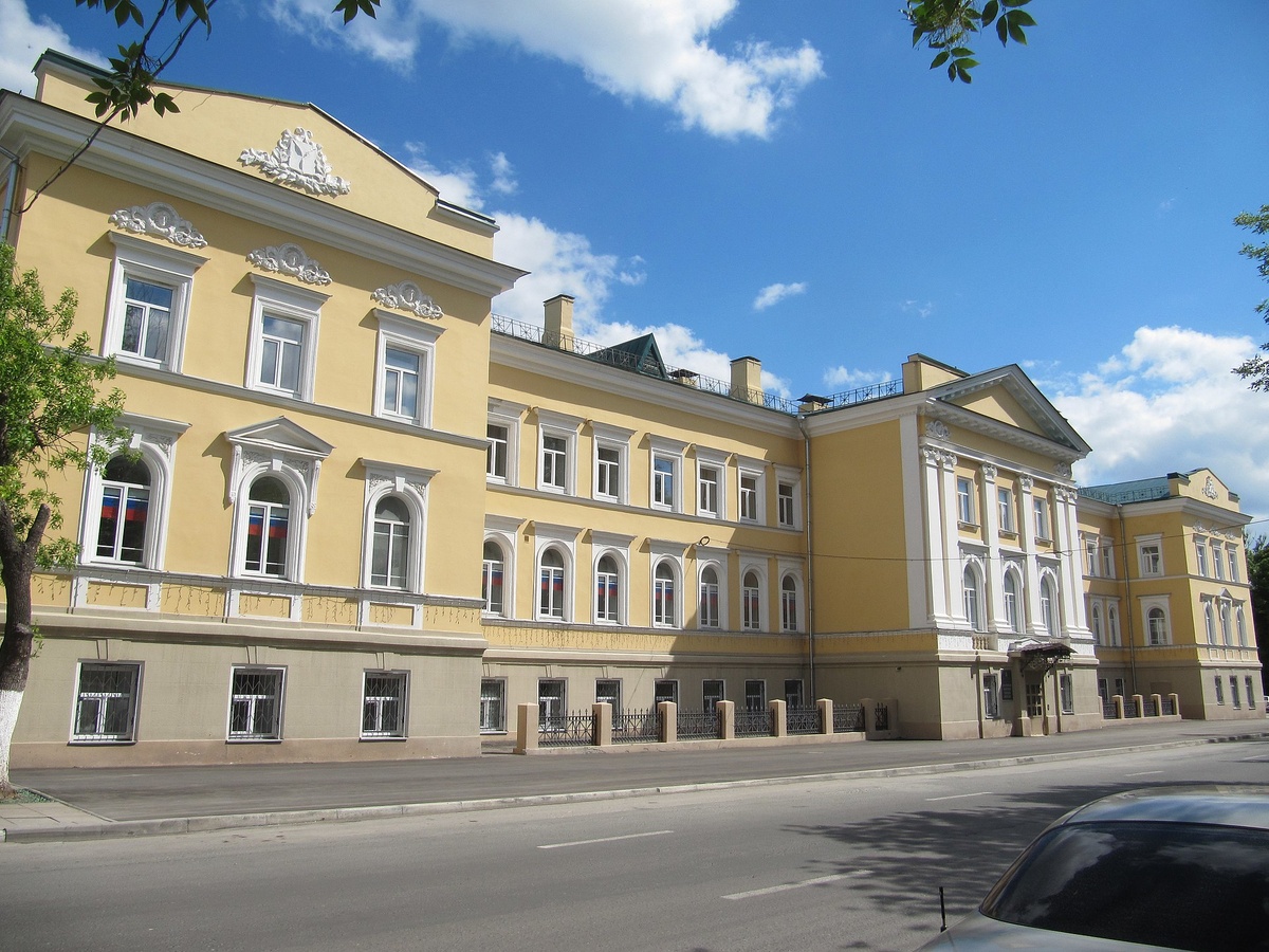 Здание присутственных мест в Саратове. Авторство: ИринаЯ. Собственная работа, CC BY-SA 4.0, https://commons.wikimedia.org/w/index.php?curid=90866464