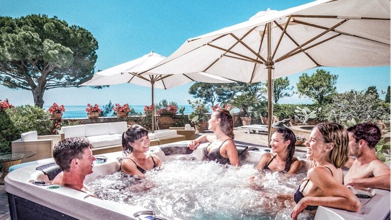 Обычно концентрация хлора в спа-бассейнах ниже. Использование слишком концентрированного хлора может привести к нарушению баланса воды, что может привести к повреждению компонентов спа и раздражению кожи и глаз.