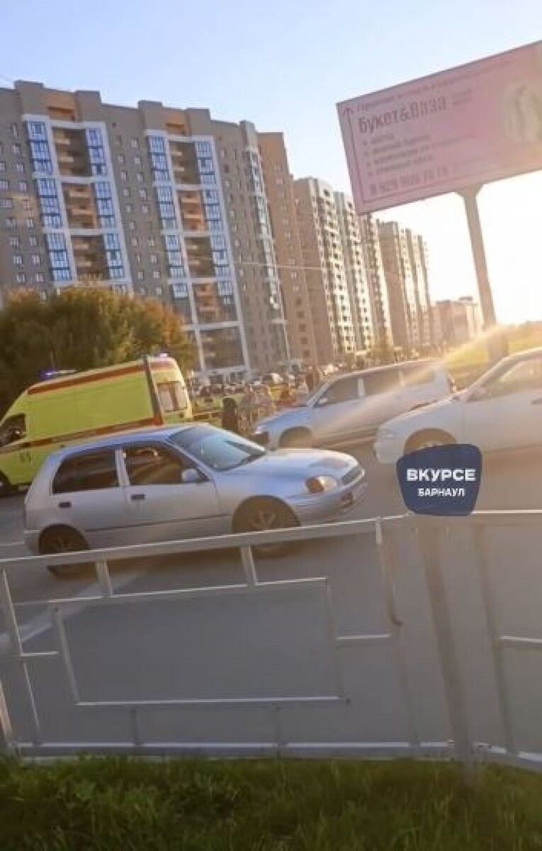    Иномарка сбила ребенка на "зебре". Источник: "В курсе 22 | Барнаул"