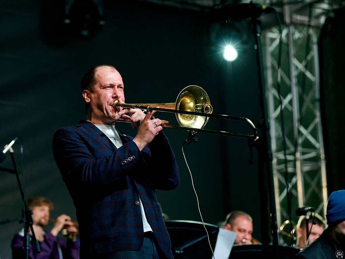 Сергей Долженков – российский тромбонист, композитор, аранжировщик, бэнд-лидер. Солист Московского джазового оркестра п/у Игоря Бутмана, создатель и руководитель New Blood Big Band и Sergey Dolzhenkov quintet, главный дирижер Губернаторского джаз-клуба «Геликон» (Новокузнецк).