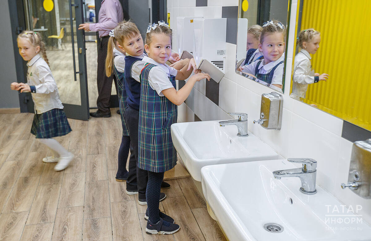 Родители должны приучать ребенка к правилам личной гигиены – мыть руки между уроками, прикрывать нос и рот при чиханииФото: © Владимир Васильев / «Татар-информ»