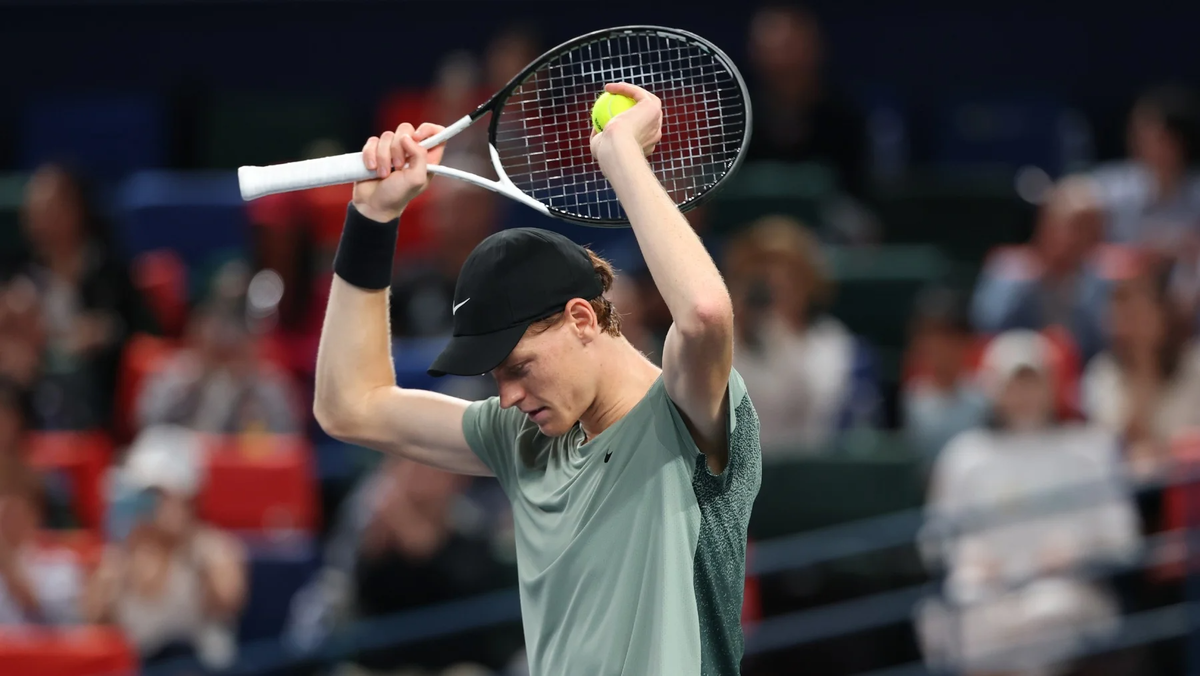 Игроки, такие как Янник Синнер, вынуждены использовать мячи разных брендов на каждом этапе тура ATP (Фото Lintao Zhang / Getty Images)