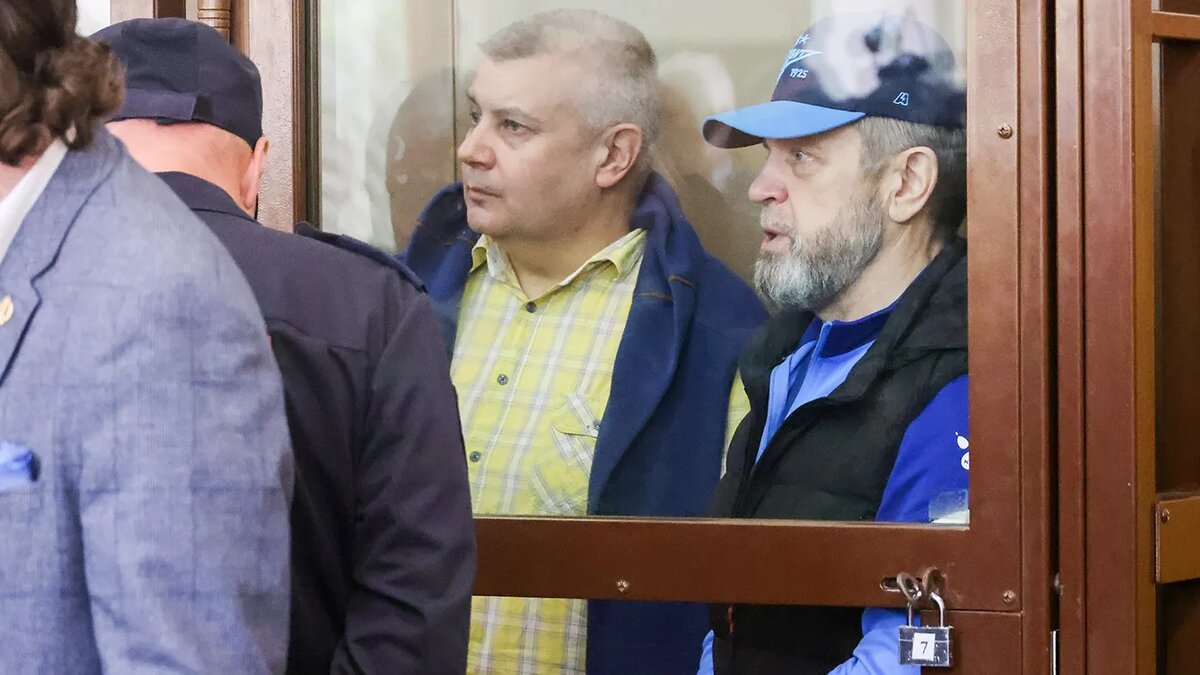   Владимир Гердо / ТАСС- Бывший руководитель УГИБДД по Санкт-Петербургу и Ленинградской области генерал-майор Алексей Семенов и бывший замначальника главка генерал-майор в отставке Иван Абакумов (слева направо)