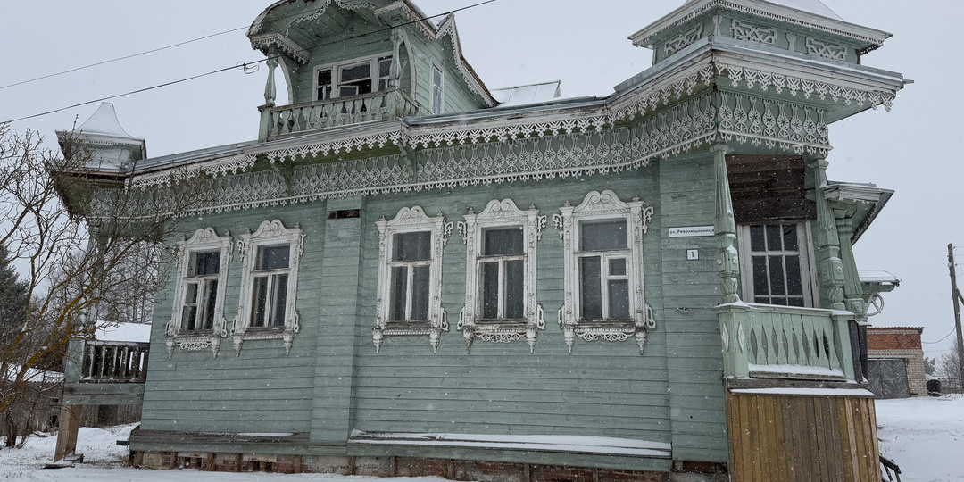 4 года назад учительница купила полузаброшенный терем в селе. Я побывала внутри